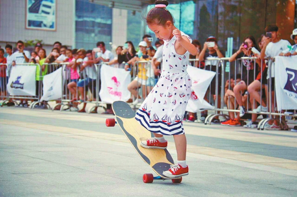 11岁女孩玩滑板4年，参加比赛100多场 滑板上的“追风女孩”玩出世界大奖