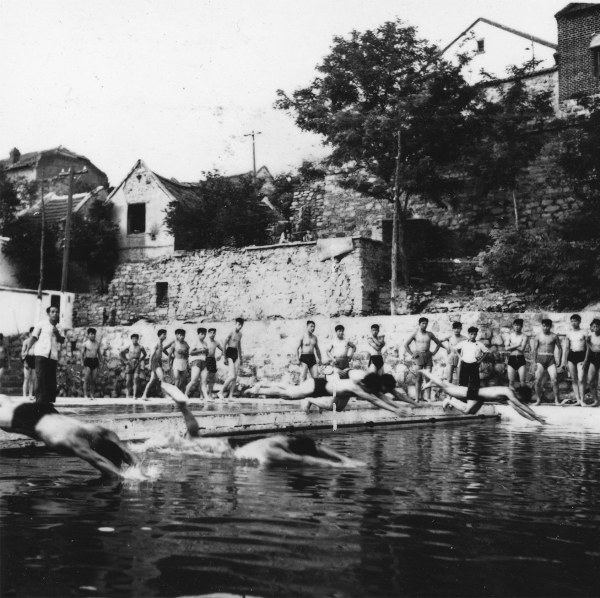 泉水浴场扎猛子