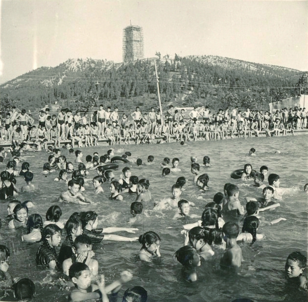 泉水浴场扎猛子