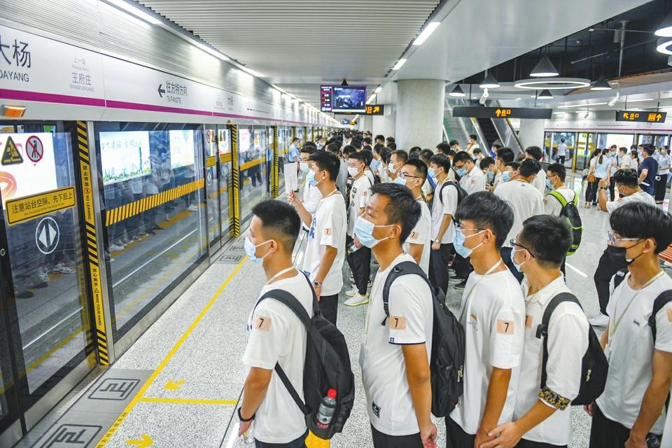 济南地铁站模拟迎峰500名乘客参与演练
