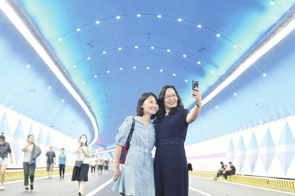 提前4个月！“最美星空隧道”通车了 济南“两横三纵”城区快速路网建成，南北绕城高速25分钟通达