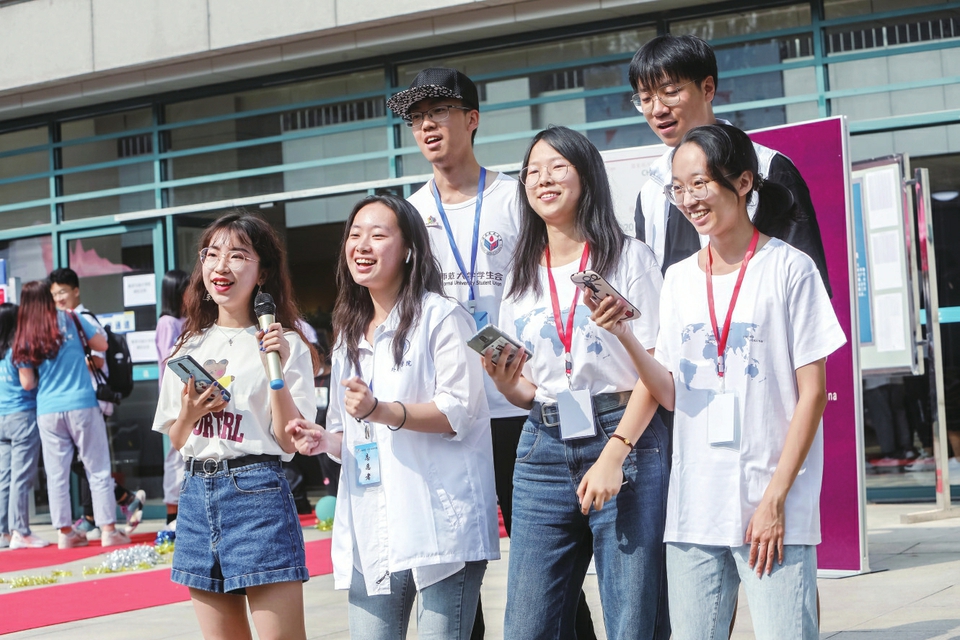 山东师范大学6672名新生报到 新生照片当"迎新墙"吸引学生举牌拍照