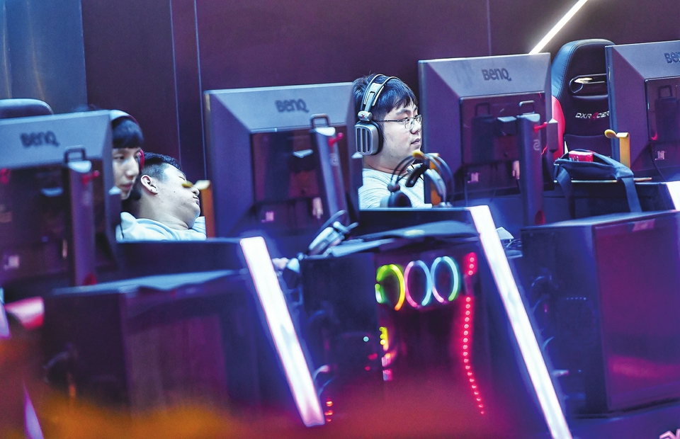 2003年，他用60台电脑日赚近2000元；2010年，她的网吧周末上座率百分之百；2020年，他们要么已经关店要么考虑转型…… 网吧沉浮录