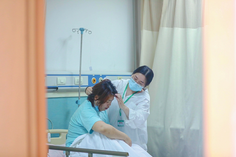 母亲患白血病，姐妹俩夜市摆摊筹钱 姐姐半个月瘦了十几斤，“只要能给妈妈治病，让我干什么都行”