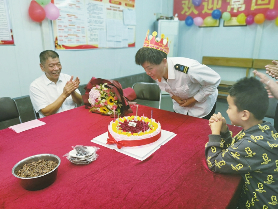 女驾驶员闫学芹情系公交28年 行车距离相当于绕地球24圈 