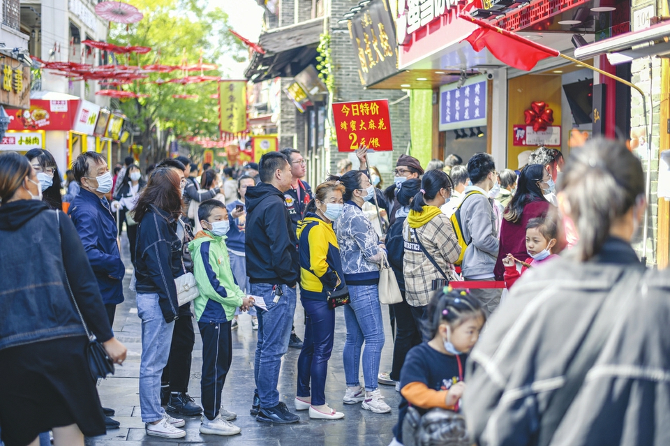 每逢佳节胖十斤小吃街生意火爆