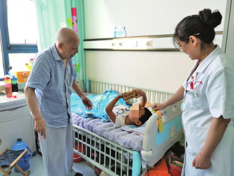 7岁男孩突发疾病，再没站起来 巨额医药费愁坏家人 济南九旬老人号召募捐