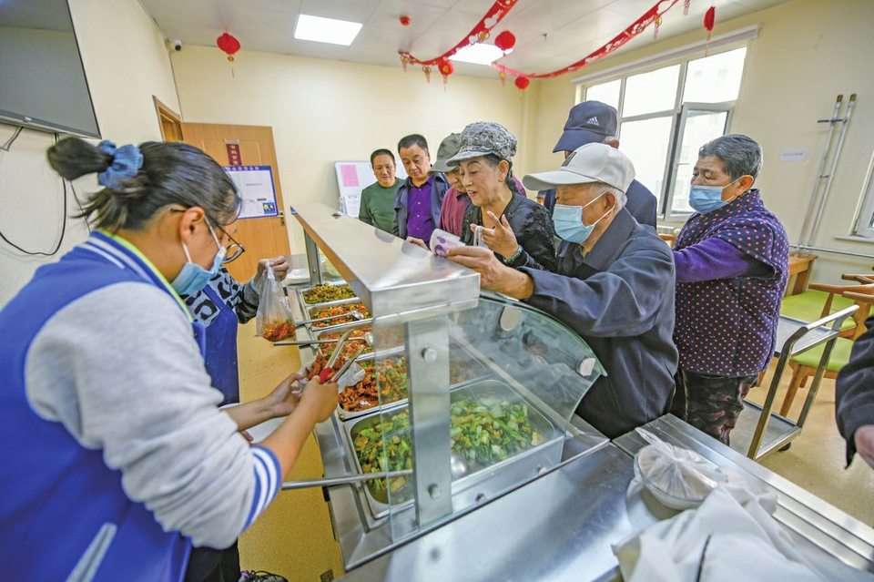 社区长者助餐点探访：不仅是一碗热汤 济南是山东省率先进入老龄化的城市之一 助餐点年底前将达400个