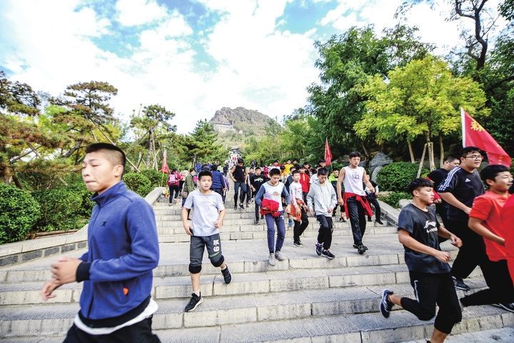 首届泉城市民登山节启动 40个山体公园等待市民打卡