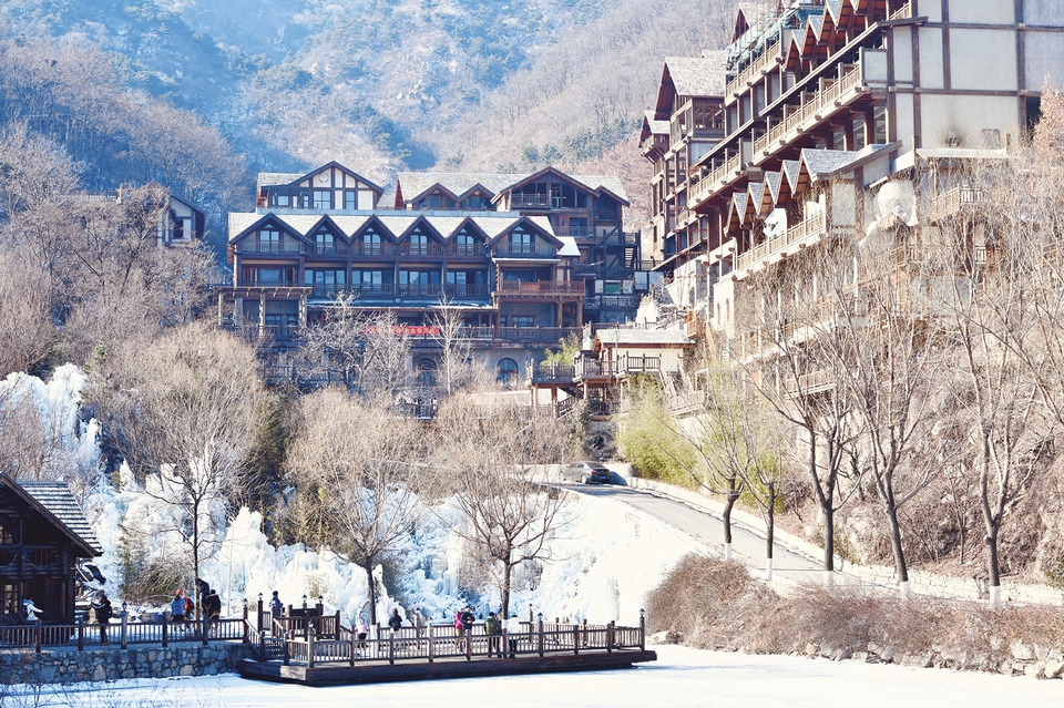 省内首家雪乡主题度假区开业 冰雪项目、室内文娱受热捧 元旦首日济南电影票房同比增长131.6%