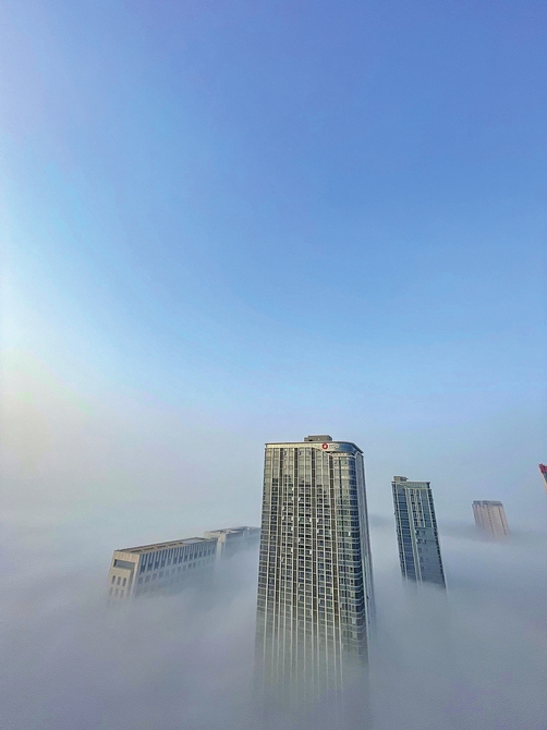 平流雾穿楼而行 仰望是湛蓝天空
