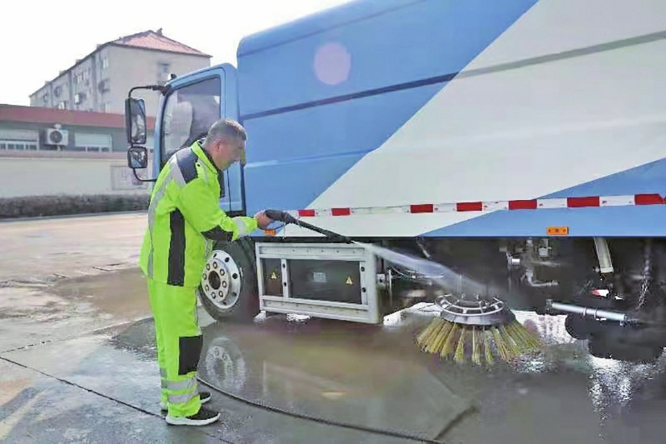 老黄牛 平凡岗位的坚守:2万余名济南城管人就地过年全员无休 17年坚守“犁”出洁净的城市