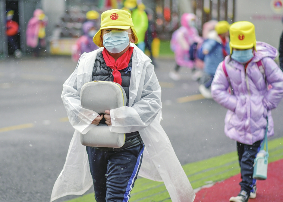 教育部要求教师不能让家长批作业引热议 这不代表家长能做“甩手掌柜”