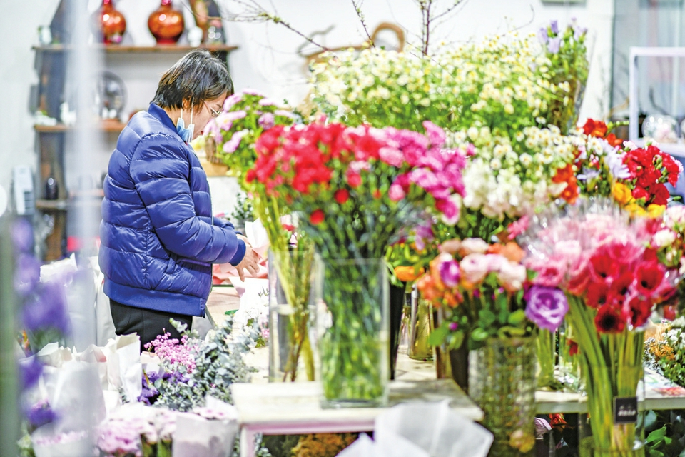 三八妇女节临近，探访济南鲜花市场 玫瑰最“受宠”，单只售价达10元