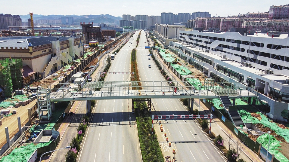 凤鸣路架设首个停车楼专用过街天桥